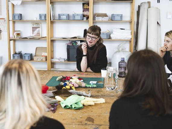 Může textil pomáhat? Karolína Kopřivová inspiruje svou generaci v přemýšlení nad textilním designem skrze workshopy